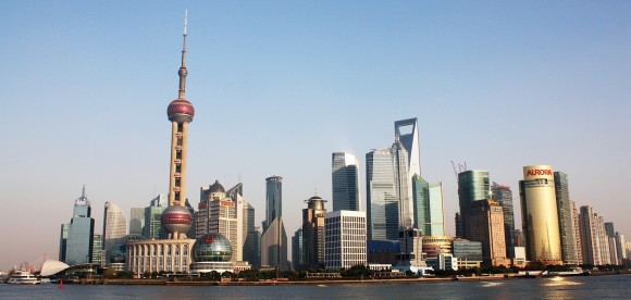 Mrakodrapy v Šanghaji jsou jedním ze symbolů čínské prosperity. Ne všude jsou ale na ně lidé zvědaví. foto: ASDFGHJ, pontmarcheur, licence Creative Commons Attribution-Share Alike 3.0 Unported