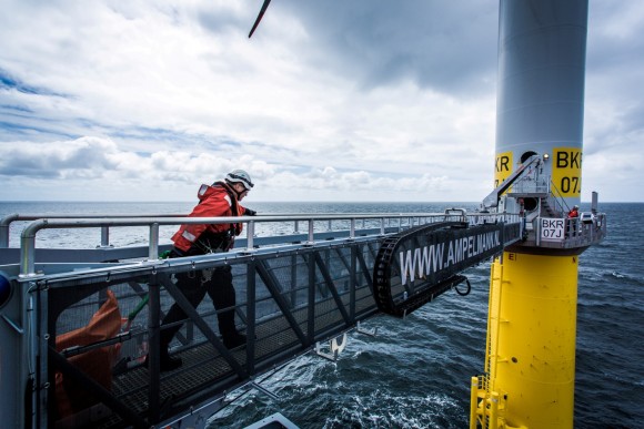 Pětadvacet metrů dlouhá lávka spojující loď s turbínou je vybavena hydraulickou stabilizací, jež dokáže vyrovnávat pohyb lodi i při 2,5 metrů vysokých vlnách a udržet ji v konstantní poloze vůči elektrárně. foto: Siemens