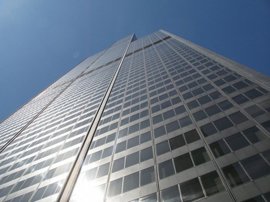 Okna mrakodrapů jsou ideální místo pro instalaci průhledné solární fólie