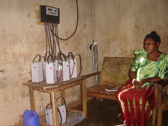 Izolované venkovské oblasti Ugandy skutečně alternativní zdroje enegie přivítají. Zdroj: sunlabob.com