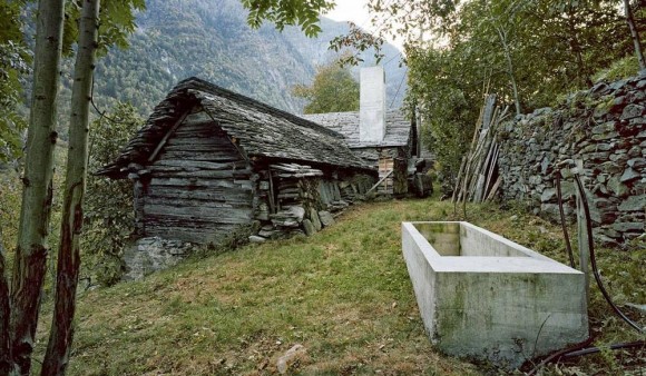 Zdání klame. Tahle starobylá horská chaloupka totiž uvnitř ukrývá super-luxusní bydlení! foto: © Ruedi Walti | Images courtesy of Buchner Bründler Architekten