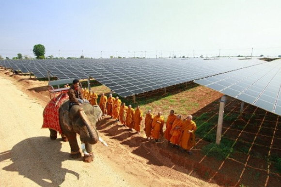 „V úhrnu solárních instalací za tento rok Thajsko dalece předběhne okolní jihoasijské státy.“ Zdroj: reneweconomy.com