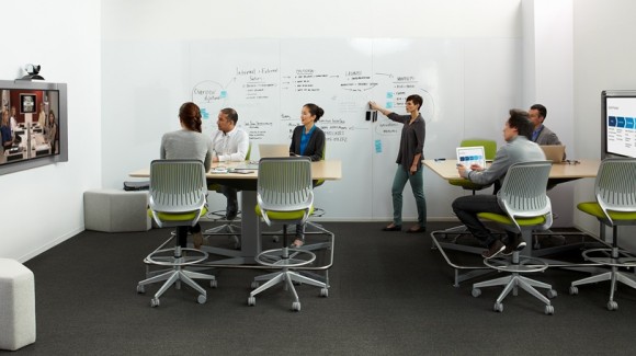 Společnost SteelCase, přední výrobce kancelářského vybavení, už dnes nabízí i speciální kancelářské stoly vhodné pro stání. foto: SteelCase