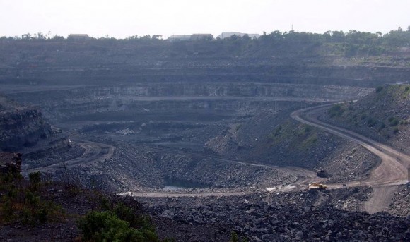 „Povrchový důl na uhlí v indickém Dhanbádu, přezdívaném 