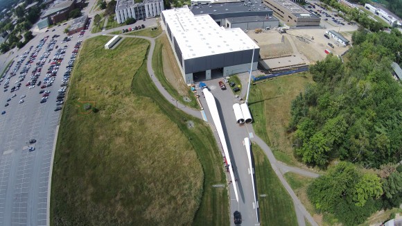 „List rotoru dlouhý 56 metrů se do testovací haly málem nevešel.“ Zdroj: UMaine ASCC