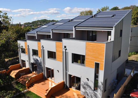 „Energeticky pozitivní domy v bostonském Roxbury ukazují cestu dalším projektům udržitelného bydlení.“ Zdroj: Urbanica.com