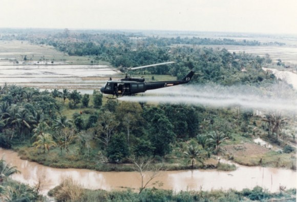 Americká helikoptéra Huey rozprašující herbicid Agent Orange na vietnamskou džungli. foto: U.S. Army, licence public domain