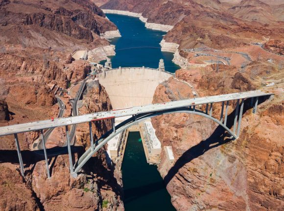 „Fenomenální vodní nádrž Hoover Dam. Ještě donedávna byla považována za ukázkový čistý zdroj obnovitelné energie.“ Zdroj: Andrew Zarivny 