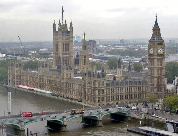 „Dvě nejznámější věže Westminsterského paláce – Victoria Tower (vlevo) a Elizabeth Tower (vpravo), známější pořád jako Big Ben.“ Zdroj: Wikipedia.org, autor: Arpingstone, licence: public domain