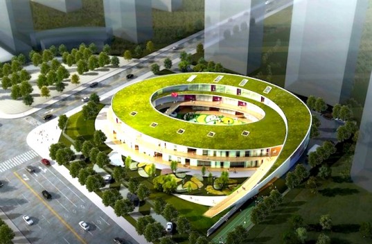 „Při návrhu projektu školky Xieli museli architekti pracovat s omezeným prostorem. Zvítězila idea izolovaného zeleného ostrova.“ Zdroj: UDG