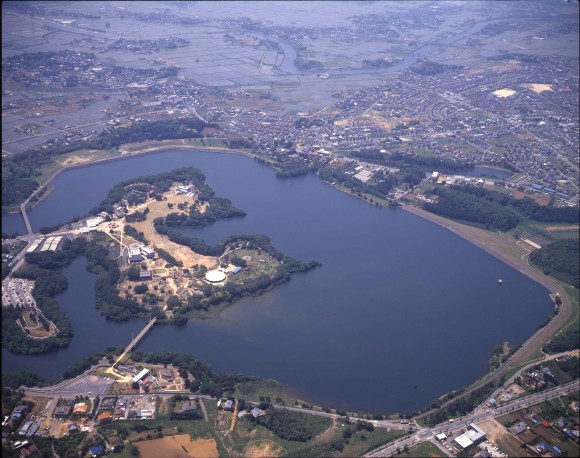 „Letecký pohled na vodní nádrž Yamakura. Už brzy zde hladinu překryje 180 000 metrů čtverečních plovoucí elektrárny.“ Zdroj: Kyocera