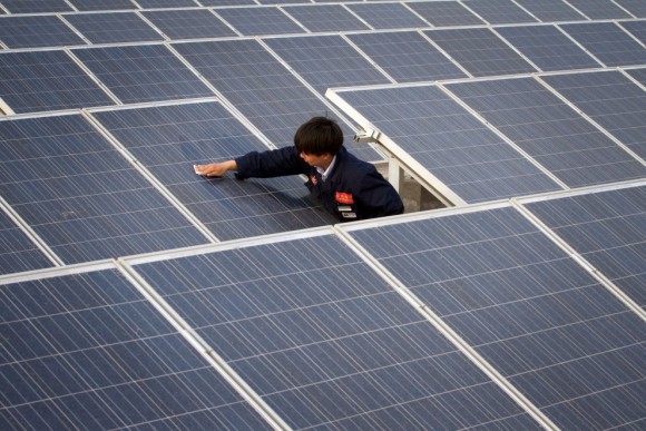 „Usazený prach a písek může snížit výkon solárních elektráren až o třetinu.“ Zdroj: Yinglisolar.com
