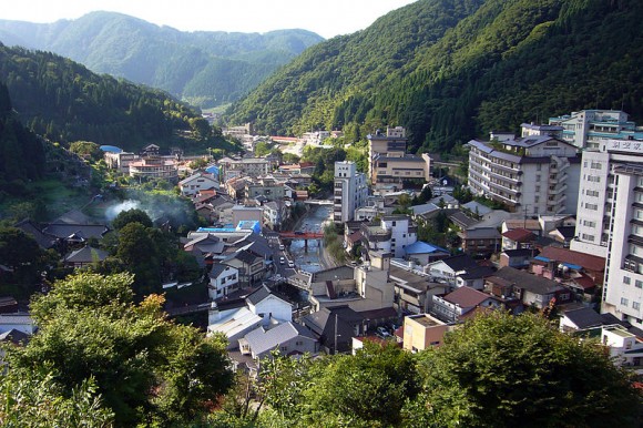 Odlehlejší sídla izolovaná mezi horskými úbočími, mají zdroj čisté a přírodní energie na dosah. Zdroj: Yumara Onsen, Wikimedia