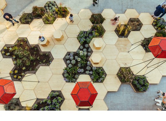 „Proti pravidelné fádní geometrii vydlážděného náměstí postavili OLF Architecture geometrii včelího úlu.“ Zdroj: OLF Architecture