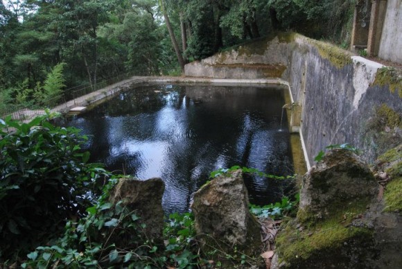Staré domky z dvanáctého století uprostřed zelené zahrady nabízejí ubytování přírody-milovným turistům. Zdroj: Almáa Sintra Hostel