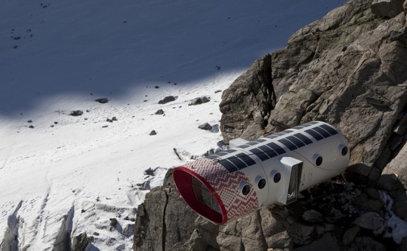 Alpská chata Gervasutti, která momentálně trůní na nejvyšší hoře Evropy Mt. Blanc v italských Alpách. Foto. LEAPFactory