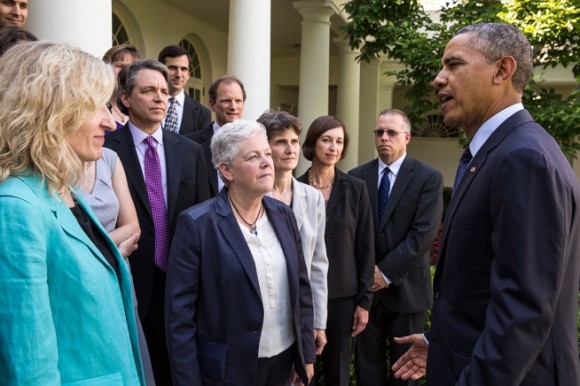 Barack Obama, prezident Spojených států amerických, diskutuje s šéfkou EPA, Ginou McCarthy. foto: Pete Souza, whitehouse.gov