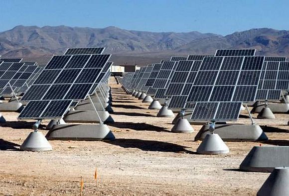 Americká armáda sazí na obnovitelné zdroje. Zde solární elektrárna na letecké základně Nellis Air Force Base US Air Force