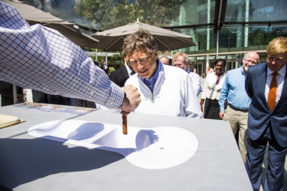 Bill Gates zkoumá výsledek práce jednoho z týmů na seattleské verzi přehlídky Reinvent the Toilet.