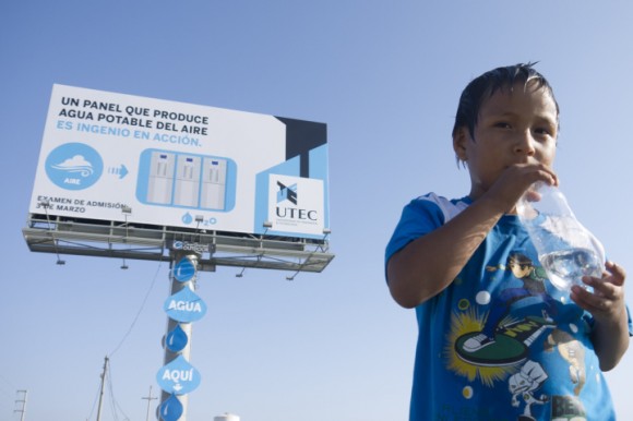 Billboard nedaleko Limy, hlavního města Peru, dokáže vyrábět pitnou vodu. foto: MAYO-DRAFT FCB/UTEC