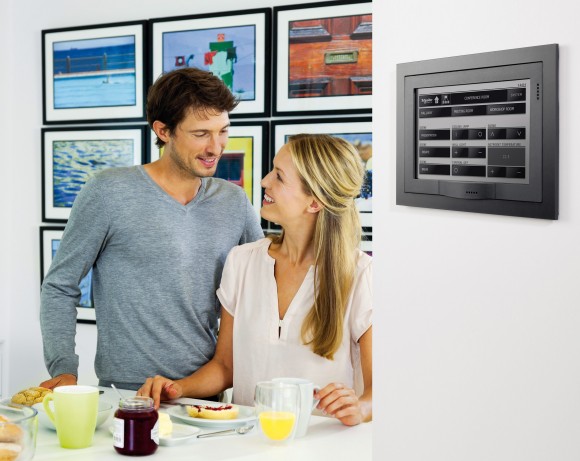 Centrální ovládání domu na přehledném dotykovém displeji. foto: Schneider Electric