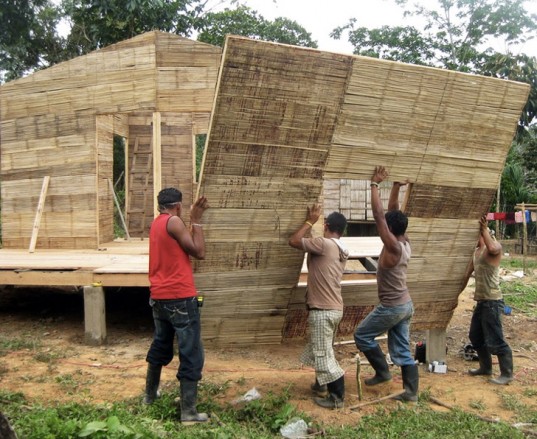 Všude v okolí dostupný stavební materiál garantuje nízkou cenu. Výstavba je přitom skutečně blesková. Zdroj: CO2 Bambu.com