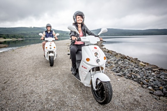 V půjčovnách na Vranově a nově i na Lipně jsou návštěvníkům k dispozici mimo jiné i elektroskútry. foto: E.ON
