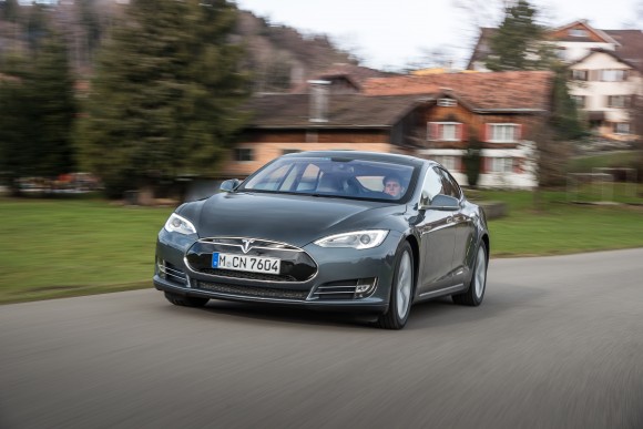 Elektromobil Tesla Model S americké automobilky Tesla Motors dnes nabízí nejvyšší dojezd mezi všemi elektromobily na trhu. foto: Tesla Motors