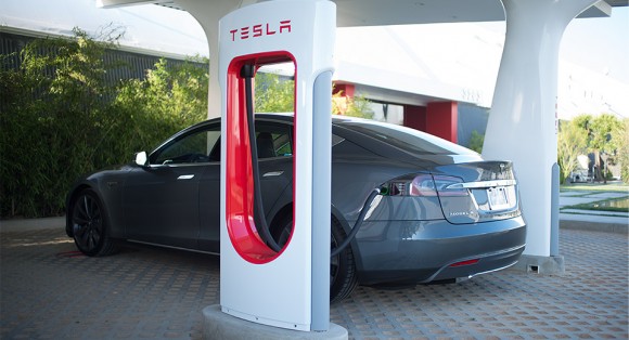 Elektromobil Tesla Model S u rychlonabíjecí stanice Tesla Supercharger. foto: Tesla Motors