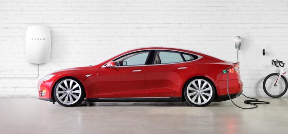 Domácí baterie Tesla Powerwall představuje ideální kombinaci s elektromobilem - třeba právě Tesla Model S jako na obrázku - a domácí solární elektrárnou. foto: Tesla Motors