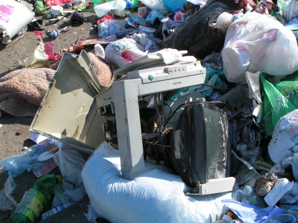 Elektroodpad (vysloužílé elektrospotřebiče) často namísto odběrných míst končí v klasickém komunálním odpadu. foto: REMA Systém