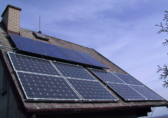 Fotovoltaické panely na střeše trvale obyvatelné chaty. Autor: ekobydleni.eu