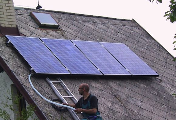 Nezávislý ostrovní fotovoltaický systém je českým státem - zcela nesmyslně - zpoplatněn. foto: MyPower.cz