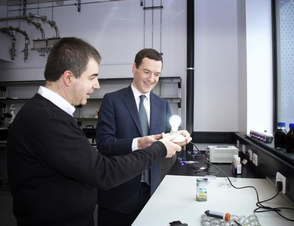 Sir Kostya Novoselov (vlevo), jeden z objevitelů grafenu, a kancléř George Osborne s grafenovou žárovkou. foto: University of Manchester