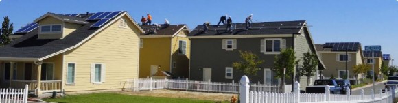 Dobrovolníci instalují solární panely na domy rodin s nižšími příjmy. foto: GRID Alternatives