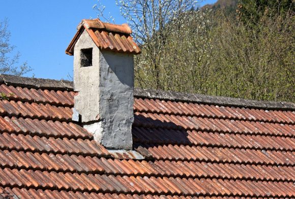 Střecha domu je klíčová pro jeho efektivní energetické fungování. foto: Antranias, licence public domain