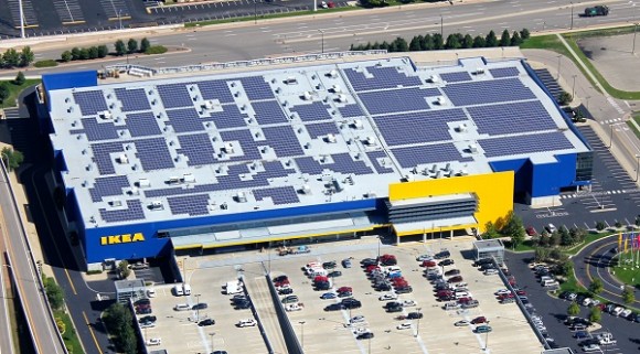 Obchodní dům IKEA v americkém státě Minnesota - střecha je pokryta obrovskou solární elektrárnou. foto: IKEA
