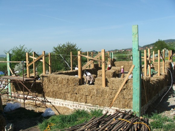 Nový rodinný dům má betonové základ a jednoduchý dřevěný skelet - zbytek jsou slaměné balíky, foto: Ekologické bydlení