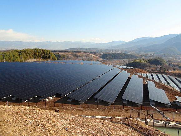 Japonská 10MW solární elektrárna Komekurayama první rok provozu vyprodukovala 14,5 GWh elektrické energie. foto: Sakaori, licence Creative Commons