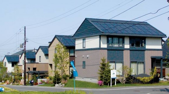 Střešní solární panely jsou na domech japonského města takřka všudypřítomné - mnozí Ota přezdívaní jako hlavní solární město světa, foto: Ota