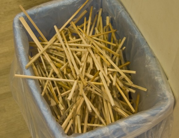 Dokáží si Číňané představit oběd bez jídelních hůlek? A nejen Číňané. Na obrázku jednorázové hůlky na univerzitě Waseda v Japonsku, foto: Tischbeinahe, licence  Creative Commons