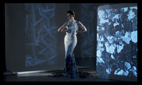 Katalitické šaty z dílny módní návrhářky Helen Storey, foto: Adam Mufti