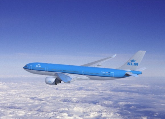 První letadlo, poháněné biopalivem ze starého kuchyňského oleje odstartovalo na pravidelné lince 8.3 2013. Zdroj: KLM/www.airport-parking.tv