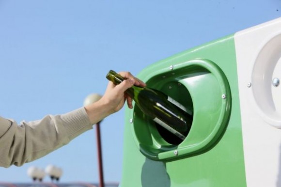 Kontejner na sklo. Sklo se díky vysokému procentu recyklace stává de-facto donekonečna využívatelnou surovinou, foto: www.jaktridit.cz