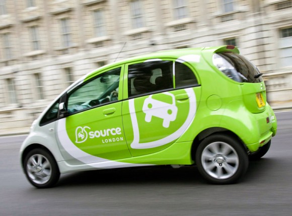 Elektromobil Peugeot iOn jezdící v Londýně v rámci programu Source London pro zavádění dobíjecích stanic pro elektrická auta, foto: Source London