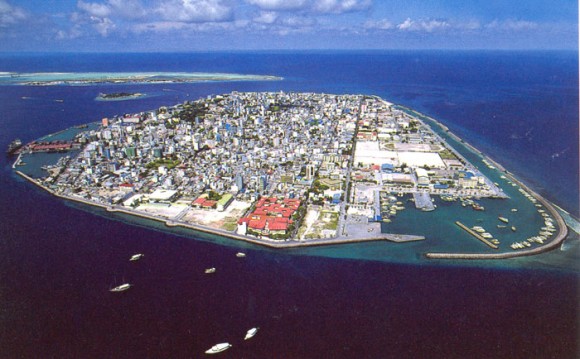 Maledivy (Maledivská republika), hlavní město Male, které pokrývá celý stejnojmenný ostrov. foto: Taichi, Wikimedia