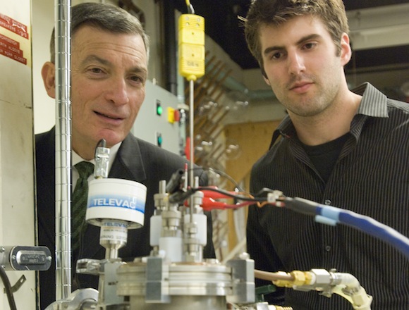 Testovací prototyp tekuté baterie MIT, na obrázku prof. Donald Sadoway a David Bradwell , foto: Patrick Gillooly