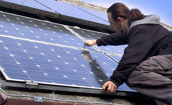 Filip Procházka se svými solárními panely. Autor: ekobydleni.eu