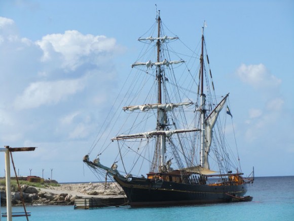 Nákladní loď - plachetnice (brigantína) Tres Hombres zakotvená na ostrově Curacao, foto: Tres Hombres