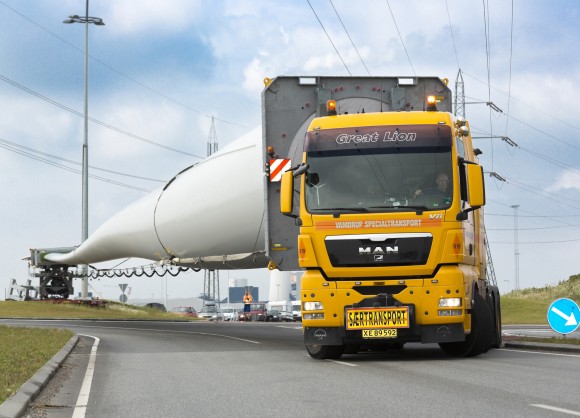 Kolos na cestě: 85 metrů na délku a 54 tun hmotnosti se na silnici každý den nevidí. foto: Siemens